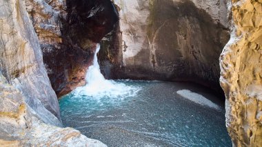 Mağarada yeraltı şelalesi