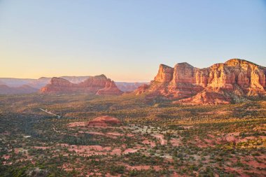Bell Rock sabah ışığını emer.