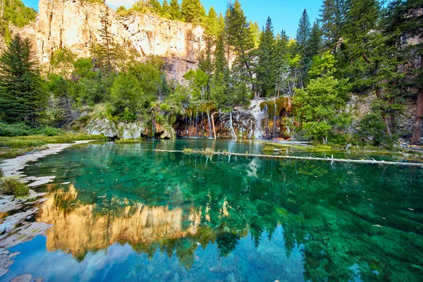 Lago pendurado com água de teca e cachoeiras nas montanhas — Fotografia de Stock