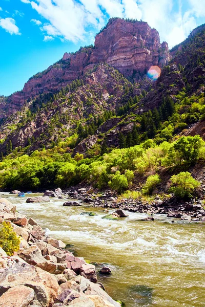 Река Колорадо с речным рафтингом в каньоне горами — стоковое фото