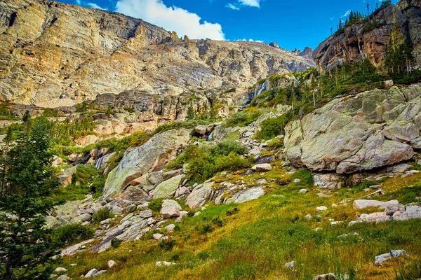 Paisaje alto en las montañas con rocas y cascadas — Foto de Stock