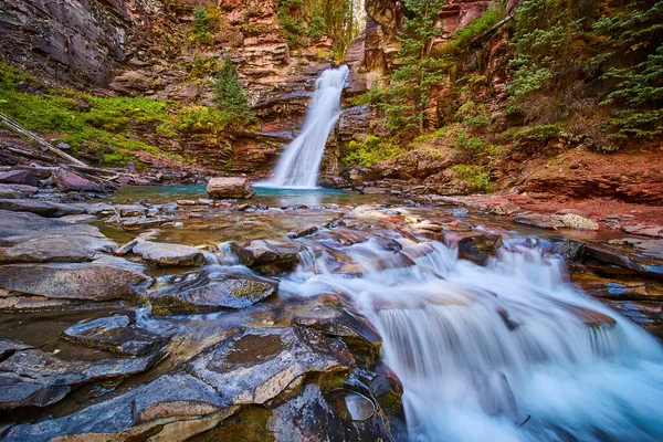 Cachoeiras nas montanhas escondidas desfiladeiro int — Fotografia de Stock