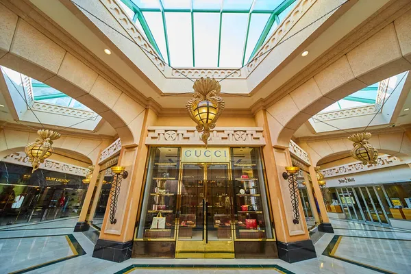 Einkaufszentrum mit Schiebedächern für Gucci und High-End-Einzelhandel — Stockfoto