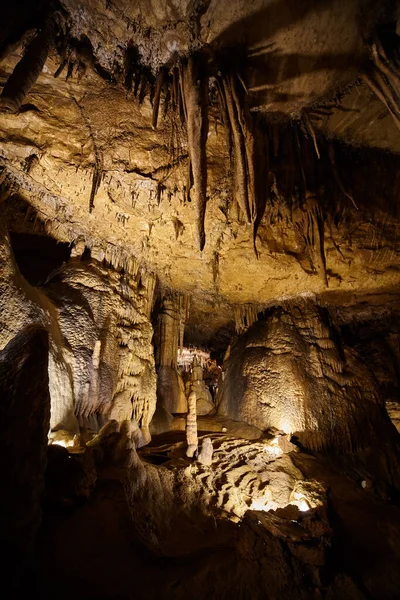 Formações rochosas em caverna olhando para cima com estalagmites e estalactites — Fotografia de Stock