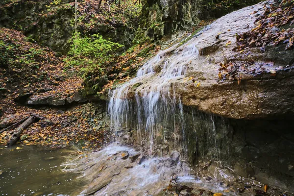 Angle de détail de la cascade coulant sur des roches brunes en automne — Photo