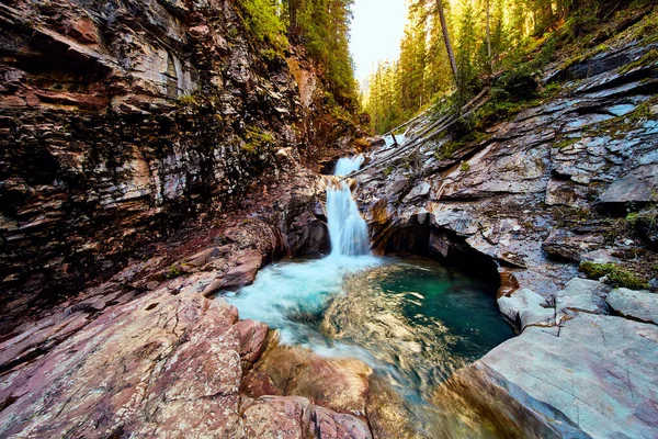 Красивое ведро воды с водопадом в ущелье против скал — стоковое фото