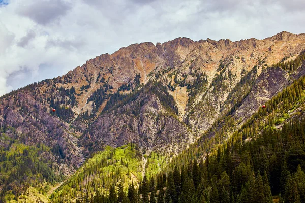 Prachtige berg met aspens en dennen die leiden naar grote rotsoppervlakken — Stockfoto