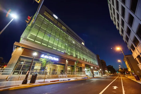 Downtown City estrada com grandes edifícios garagem de estacionamento — Fotografia de Stock