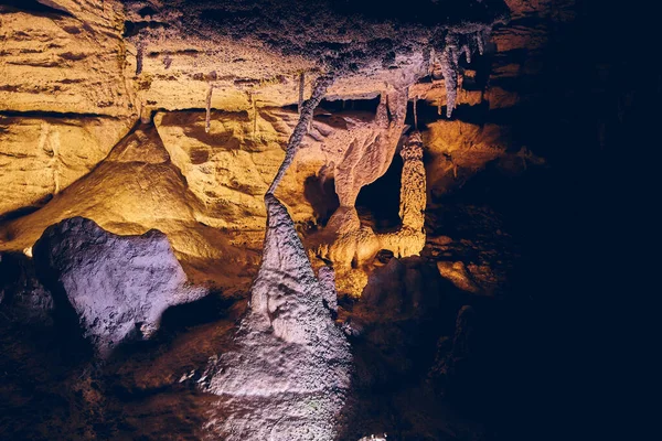 Formações de cavernas estalagmites e estalactites incomuns que se reúnem — Fotografia de Stock