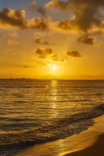 Złota godzina zachodu słońca z piaszczystą plażą i falami wody oceanicznej — Zdjęcie stockowe