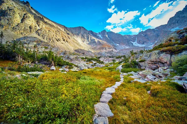Camino de paso de piedra minimalista a través de montañas rocosas — Foto de Stock
