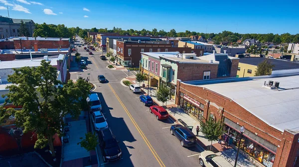Маленький город в Америке сверху с магазинами — стоковое фото