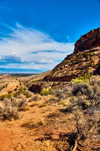Vertical de deserto com montanhas rochosas e estrada — Fotografia de Stock