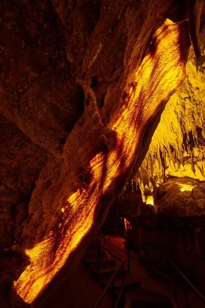 Формування бекону в печері червоний і золотий — стокове фото