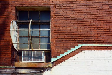 Deniz mavisi aksanlı kırmızı tuğlalı bir duvardaki pencere.