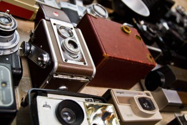 Arkaplanda film kamerası koleksiyonu