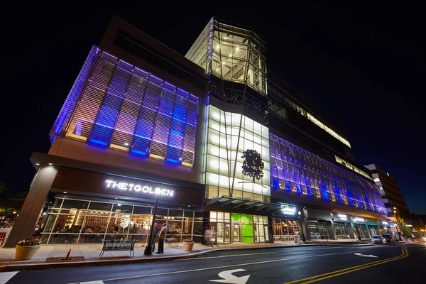 Parking por la noche en la ciudad con luces azules y amarillas — Foto de Stock