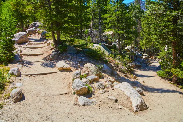 Sentiero a piedi in montagna con scalini e guide in pietra — Foto Stock