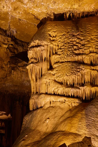 Duży pionowy szczegół jaskini formacji skalnych stalagmity i stalaktyty — Zdjęcie stockowe