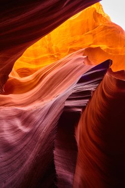 Turuncu bir kanyonda, kayaların kum tepelerine benzediği bir mağarada kapana kısıldık.