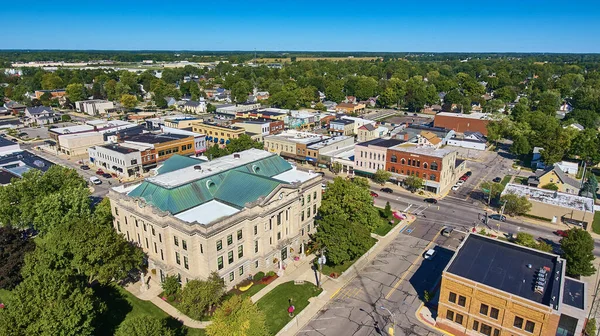 Aerial view of courthouse in rural town — Stock Photo, Image