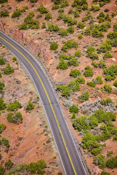 Mirando hacia abajo vista de la carretera a través del desierto con arbustos verdes — Foto de Stock