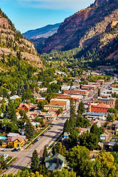 Bonita pequena cidade de Ouray, no Colorado, escondida nas montanhas — Fotografia de Stock