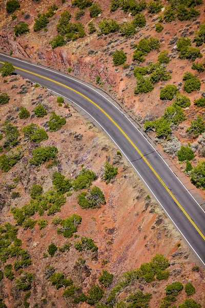 Route courbe à travers le paysage désertique — Photo
