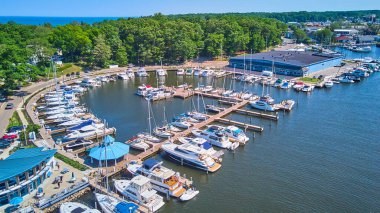 Göl kenarındaki büyük rıhtım havadan gelen teknelerle dolu.