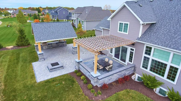 Pergola ve büyük açık verandalı Amerika 'da bir banliyö evi.