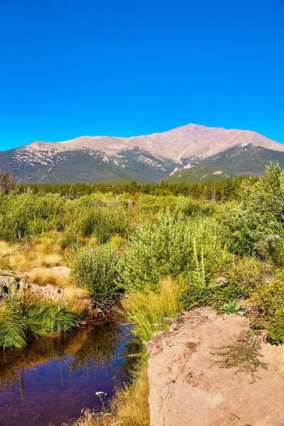 Вертикальный горный пейзаж пустыни с водой и голубым небом — стоковое фото