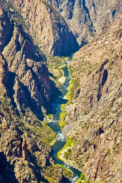 Огромное ущелье каньона с голубой рекой — стоковое фото