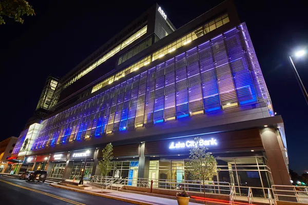 Pysäköinti Autotalli arkkitehtuuri keskustan tie sininen ja keltainen valot — kuvapankkivalokuva