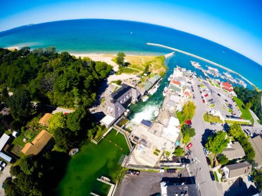 Bir gölün ve ormanın yanındaki bir kasabanın Pro Aerial çekimine git.