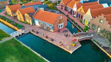 Su kanalları ve turistik yerlerdeki köprüleri olan Hollandalı dükkanlar.