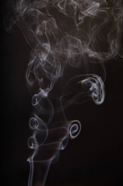 Siyah arkaplanda narin körili gri duman