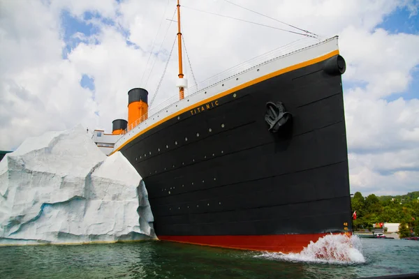 Titanik 'in gün boyunca büyük bir buzdağına çarpmasının bir kopyası.