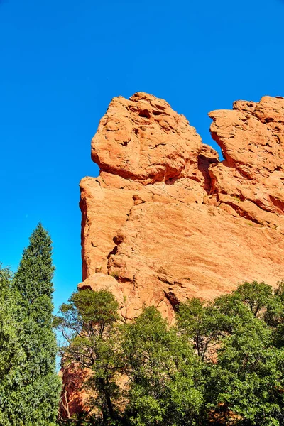 Montanha detalhe rocha vermelha contra o céu azul e floresta — Fotografia de Stock