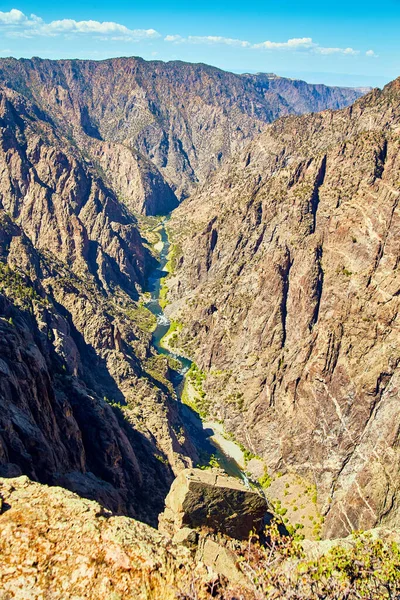 Долина в горах с ущельем и синей рекой — стоковое фото