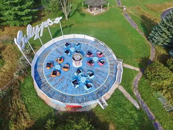 Aerial shot of the bumper car complex with the green lawns surrounding the platform — Stock Photo, Image