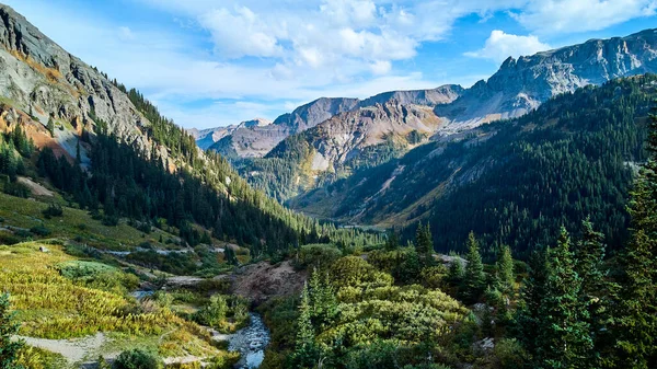 Grote open vallei in de rotsachtige bergen van Amerika — Stockfoto