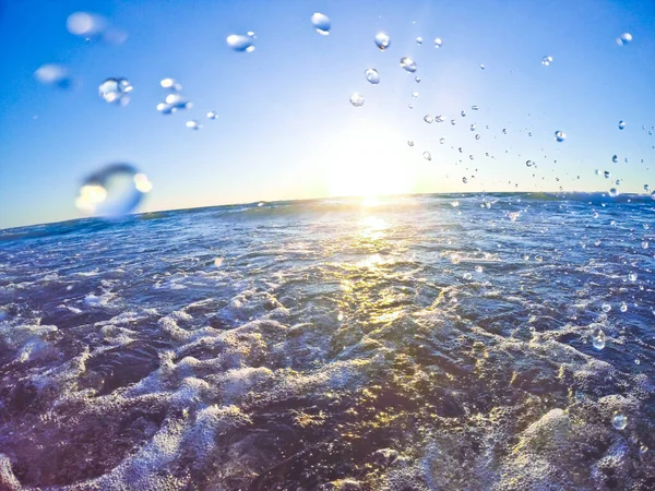 Lente húmeda Go Pro que mira las olas desaparecidas por la mañana —  Fotos de Stock