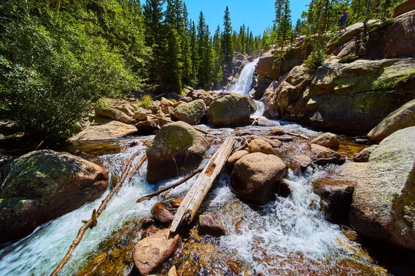 Breed schot van stroomversnellingen rivier van rotsblokken en waterval op de achtergrond — Stockfoto