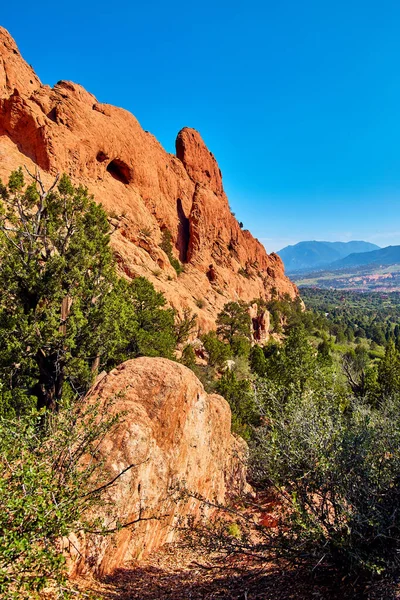 Kızıl kaya sütunlarıyla çölde dikey dağ manzarası — Stok fotoğraf