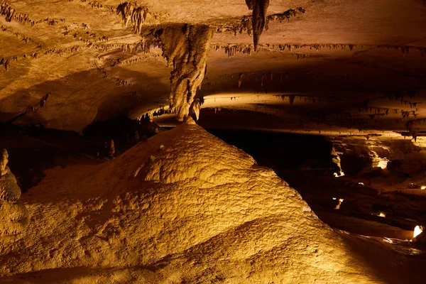 Duża jaskinia Kentucky szczegóły stalagmitów i stalaktytów — Zdjęcie stockowe