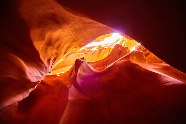 Worms vista do olho a partir do fundo de um desfiladeiro laranja olhando para cima em direção à luz solar — Fotografia de Stock