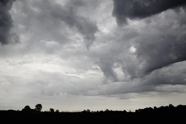 背景に黒い水平線で不吉な雲をカールの黒と白のショット — ストック写真