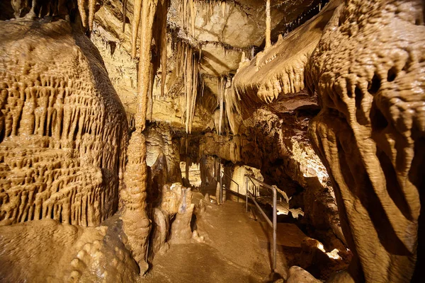 Duży szczegół jaskini formacji stalagmitów i stalaktytów — Zdjęcie stockowe