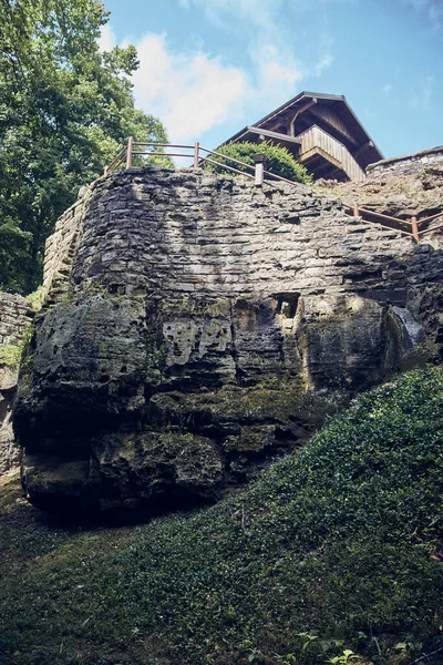 Pystysuora puiston kiviseinän rakenne kivi kallioita — kuvapankkivalokuva