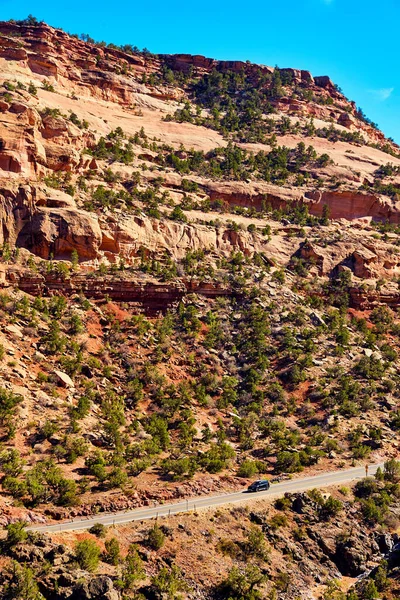 Вертикаль дороги, пересекающей горы с машиной на перспективу — стоковое фото